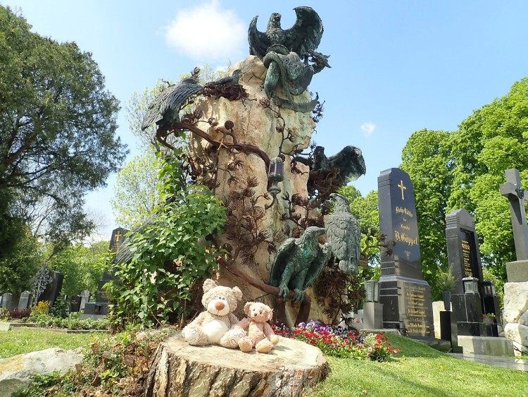 Teddy Land: Sky (aerial) burial at Vienna cemetery