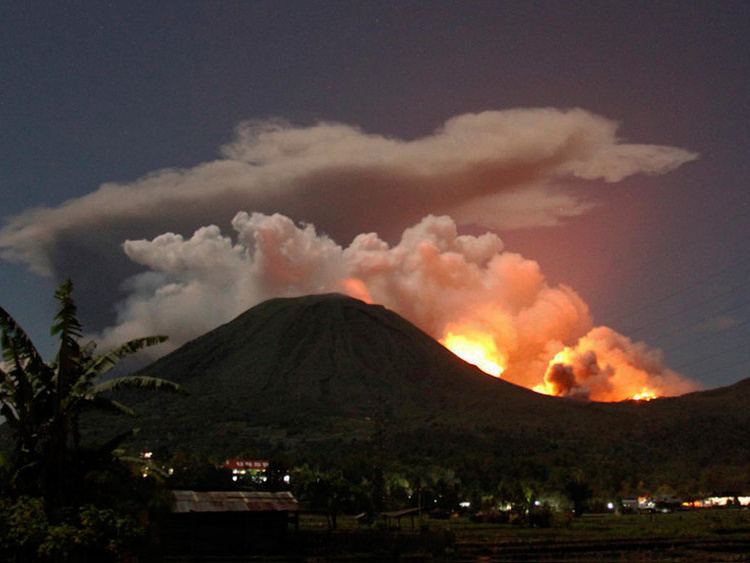 Teddy Land: Lokon volcano status erupting