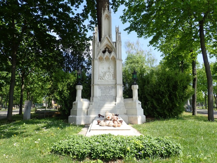 Teddy Land: Vienna cemetery