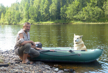 Aleksey Vasyov and dog Ural on Lozva river