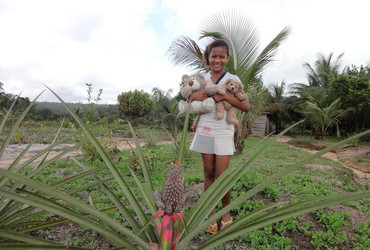 Andrea with a pineapple tree, stop on our way from Georgetown to Mahdia - Guyana