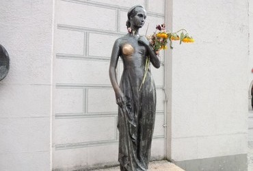 A statue of Shakespeare's Juliet, a gift from Verona in 1974. You are to place flowers in her arms (Munich's tradition) or touch her breast (Verona's tradition) for a chance at undying love.
