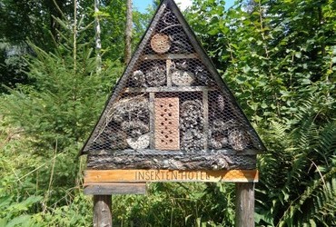 Insect hotel. I wonder what the rates are. Hate to see all this homeless insects that can't afford accommodation.