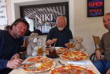 Pizza and beer in Italy, spicy honey in the middle - life doesn't get any better. Left to right - Juri Waroschanov, Ron (Ronald Ronholt) and Emo (Emil Stanev)